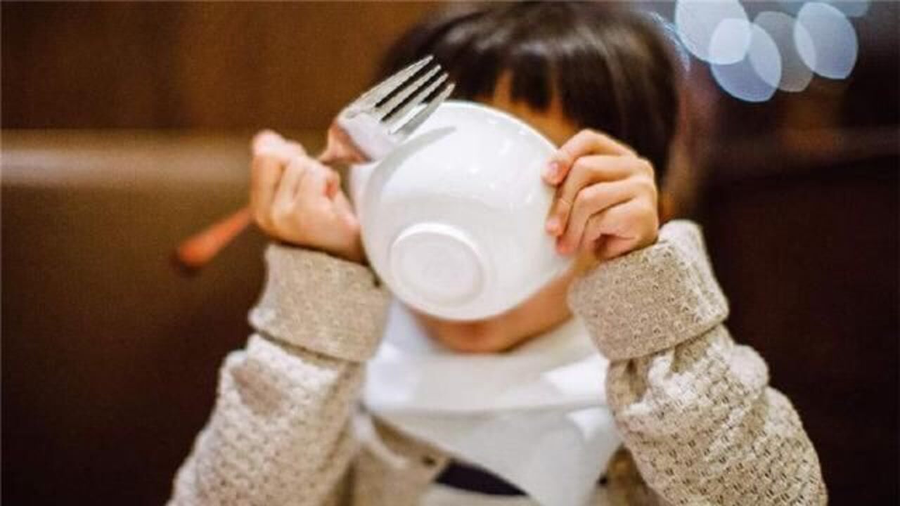 孩子吃饭习惯学问大若不及时止损将来可能会成为啃老族