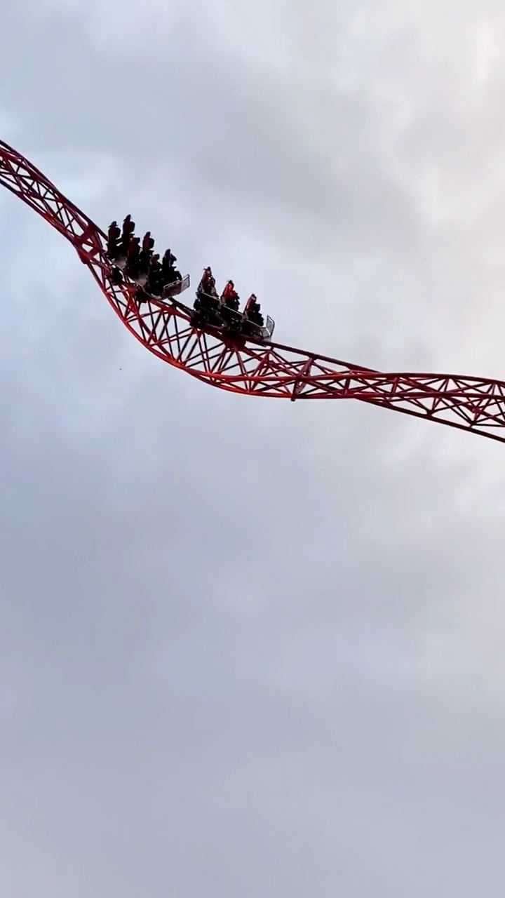 七百二十度极限旋转过山车,刺不刺激你说了算,你绝对不敢玩!