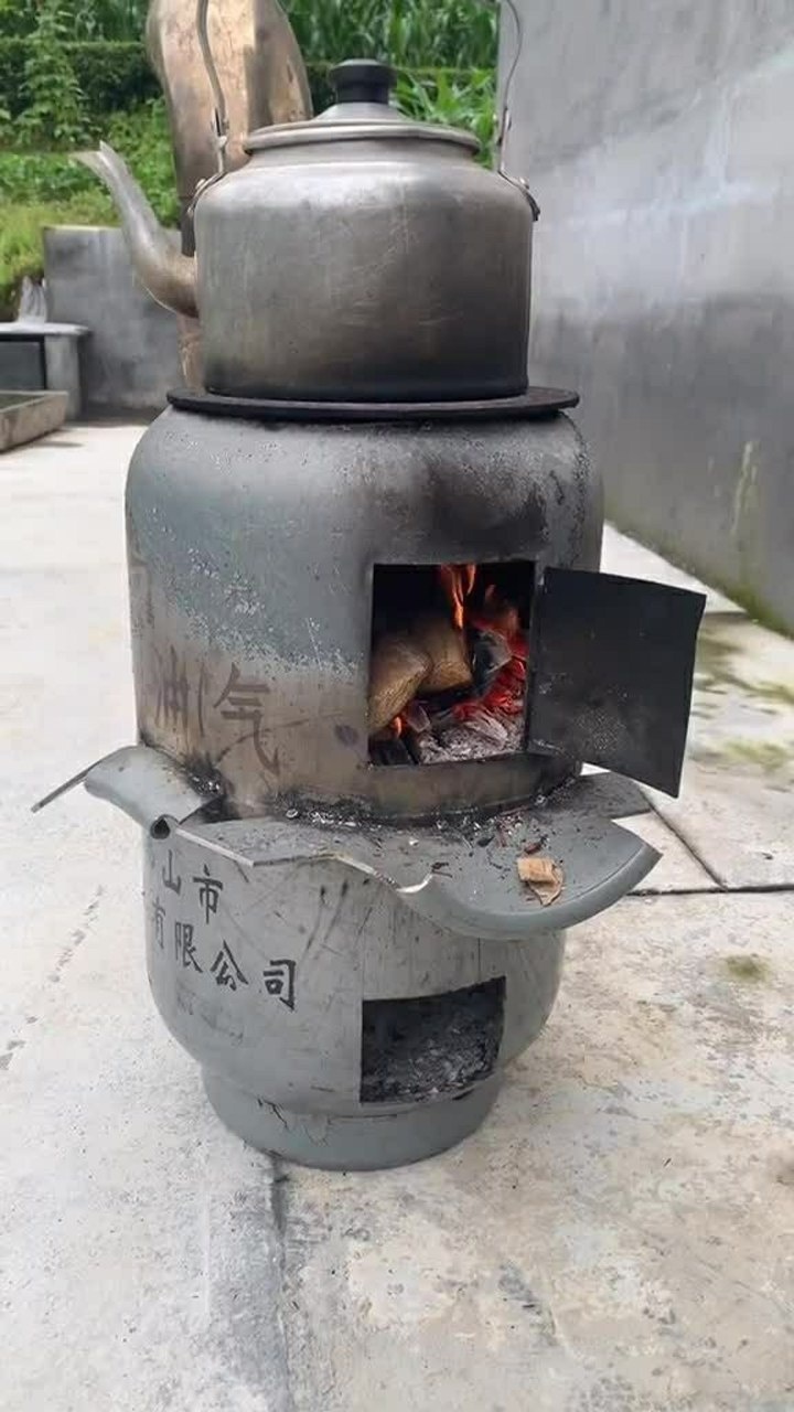 液化气罐过期后改装成柴火炉全是老爸的杰作