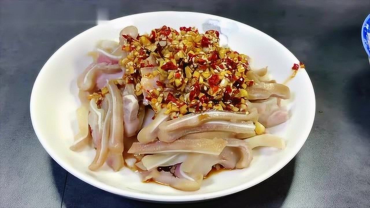 白切猪耳这样做,香辣劲道,q弹入味,蘸料一蘸流口水