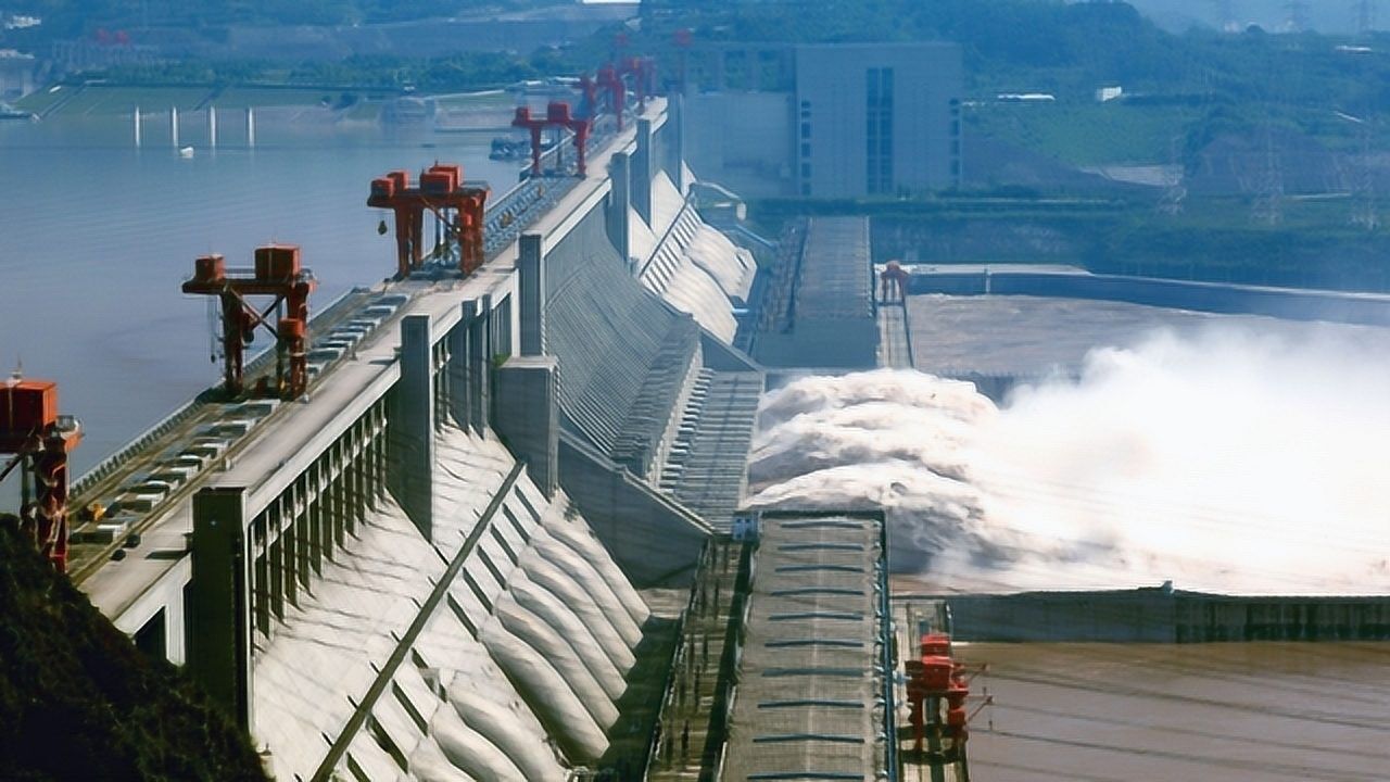 三峡大坝泄超大洪水,下游河道能承受住?为什么泄出的水不能发电