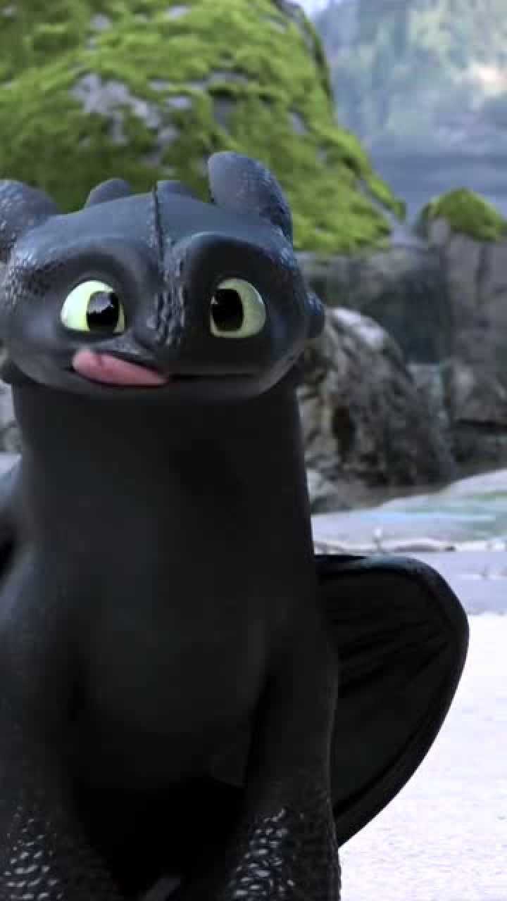 驯龙高手主人吃烤鱼可怜的夜煞只有咽口水的份