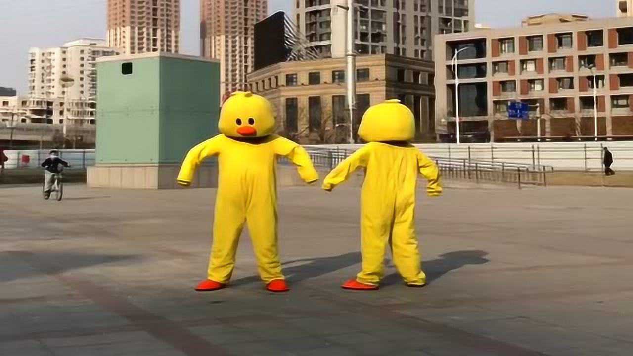 穿玩偶服跳舞,成功被旁边的人逗笑,对不起没忍住