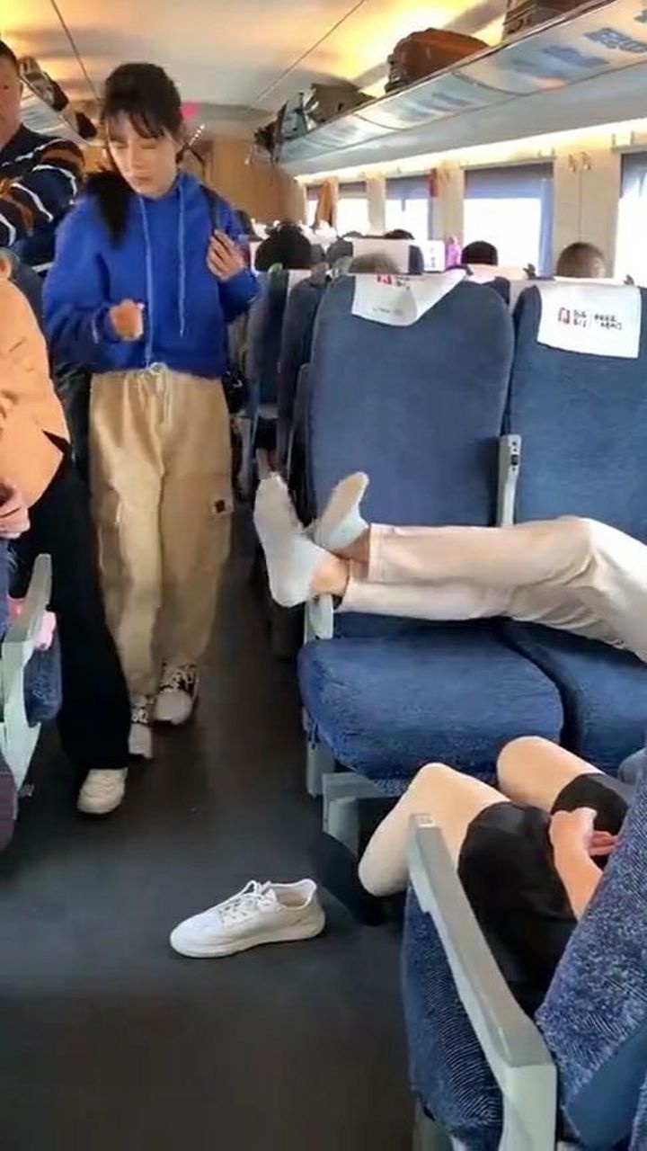 公共场所随意脱鞋美女乘车见男子脱鞋竟踢走其鞋子没素质的人就该这样