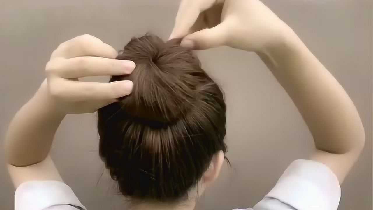 一根皮筋就能扎出完美丸子头太简单了一看就会