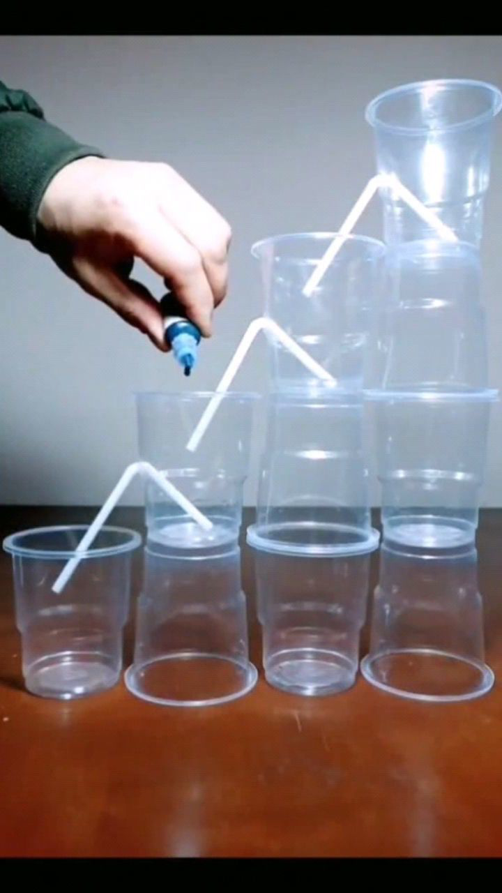 展示虹吸原理小伙用水杯就能做到这操作太神奇