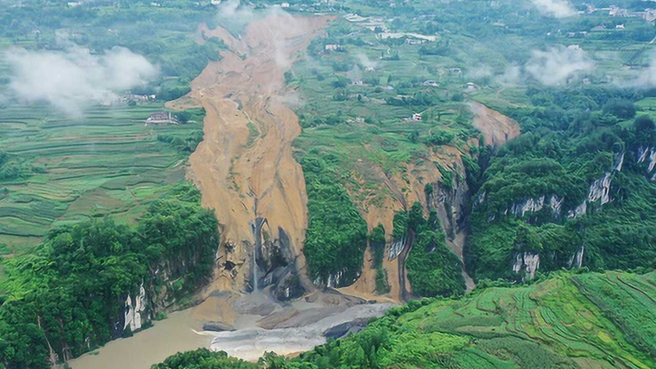 湖北恩施屯堡乡马者村出现大面积滑坡