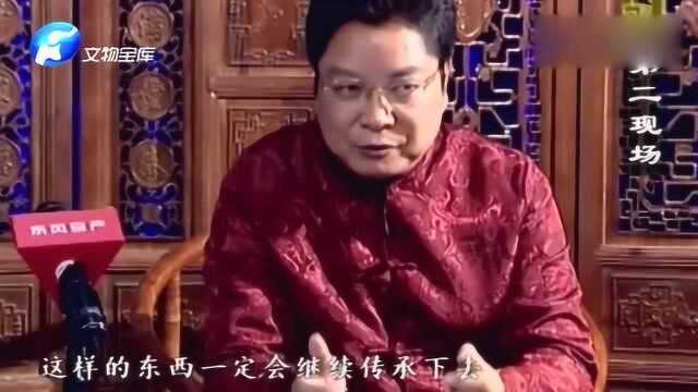 河南小哥尴尬了,用古币换暖手用的汤婆子,美女主持却以为是夜壶