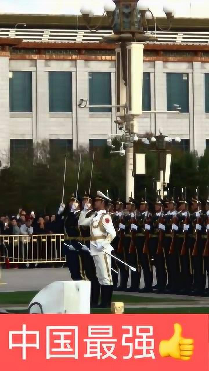 正在进行升旗仪式的兵哥哥拿出指挥刀的瞬间太霸气了