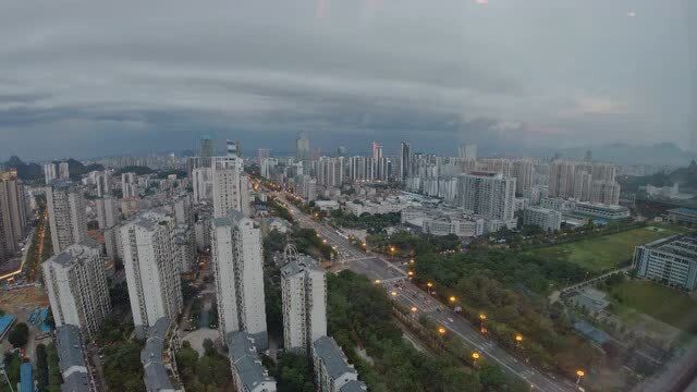 柳州华润万象城的夜景,灯火辉煌的马路上,突降大雨