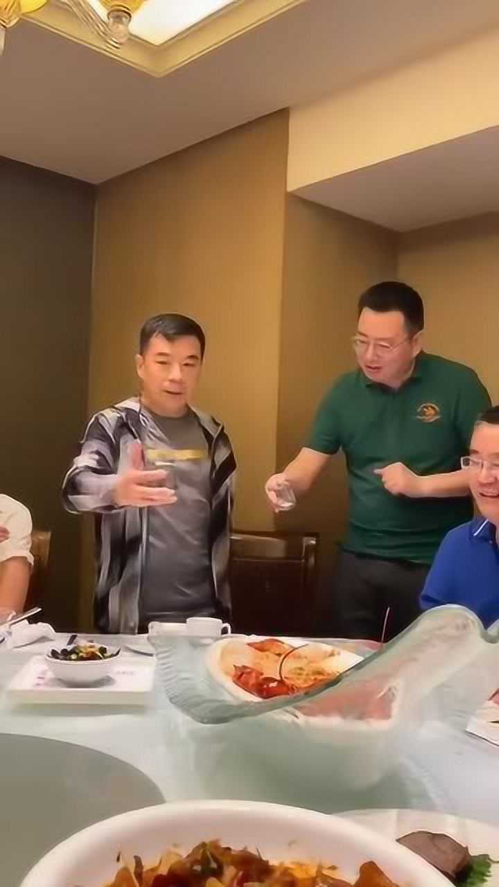 国家二级陪酒师估计是海量2两的杯子喝上十几杯不在话下