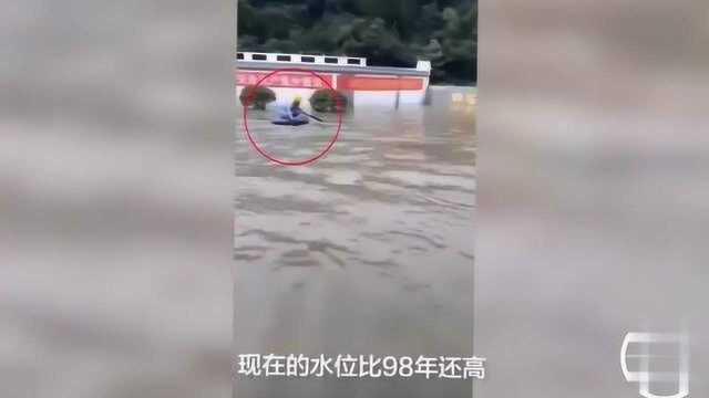 江西湖口遭遇强降雨内涝严重当地造船厂工人划“轮胎船”出行