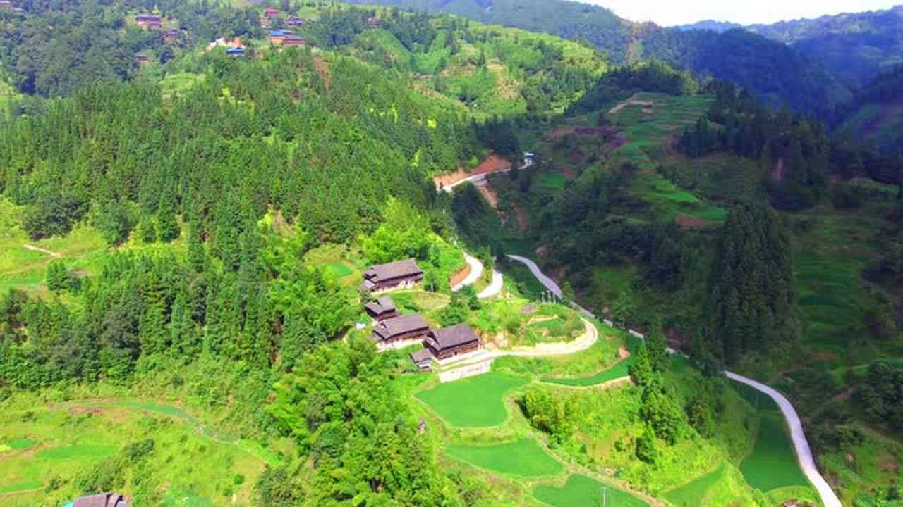 左没有青龙,右没有白虎,却处在龙脉之上,这几户人家风水宝地呀