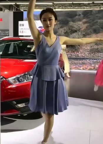 最美车模黄会赢车展上跳舞感觉女神形象立马变了跌落神坛了