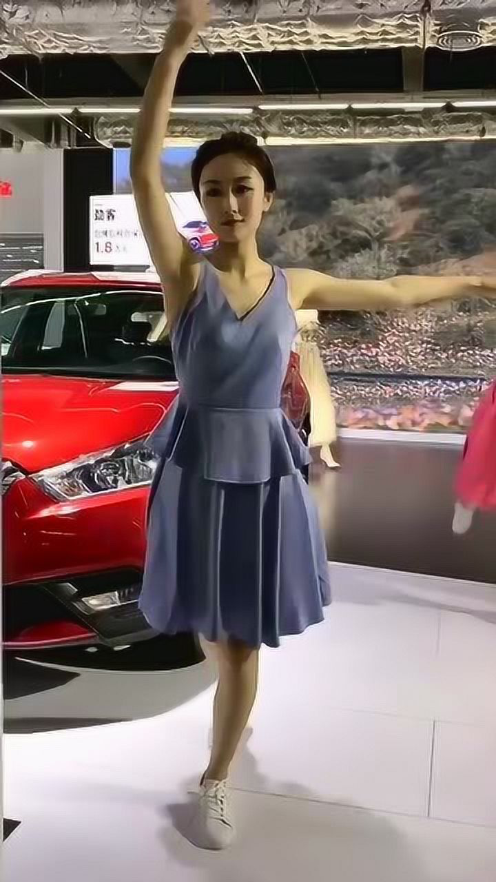 最美车模黄会赢车展上跳舞,感觉女神形象立马变了,跌落神坛了_腾讯