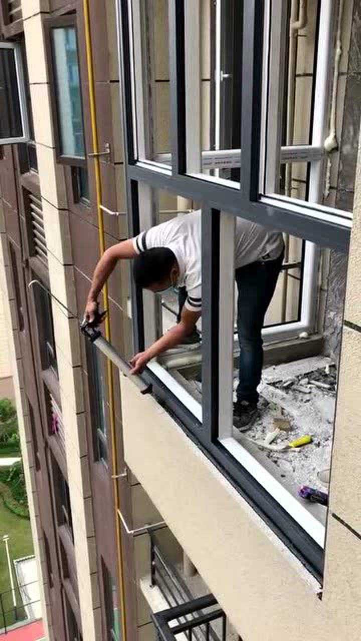 外墙打胶过程,看起来就惊心动魄,师傅们辛苦了!_腾讯视频