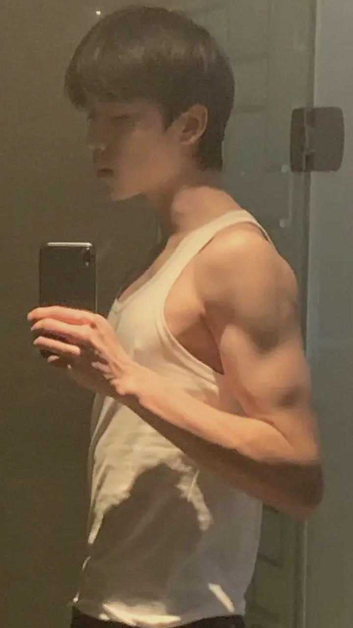 有被张嘉元的身材吓到这是不是穿衣显瘦脱衣有肉的代表