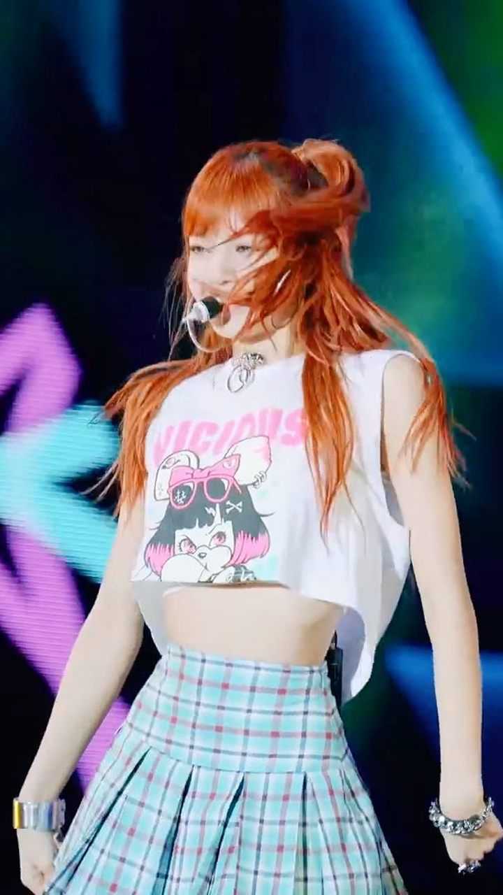 lisa被蓝色格子裙太短了,看起来很尬!