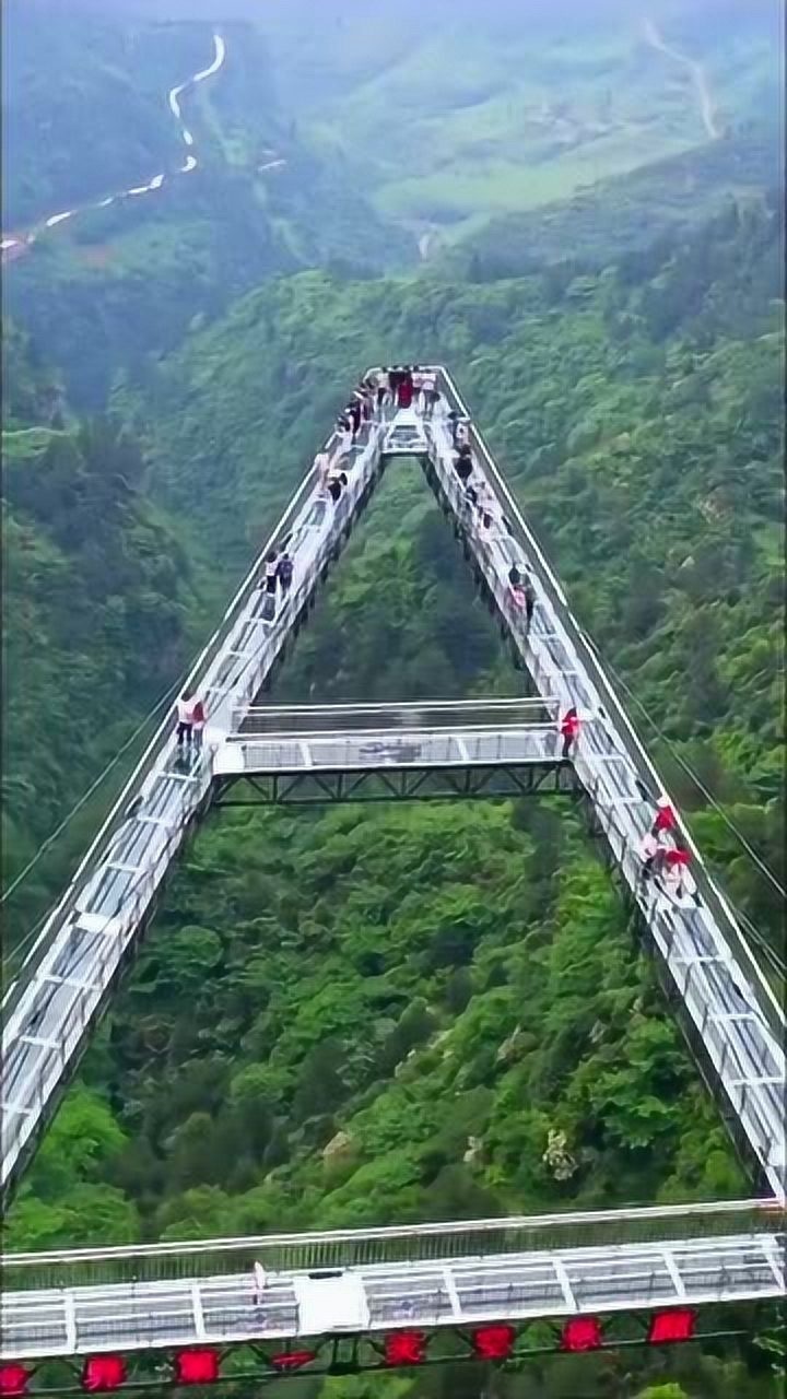 中国最牛玻璃桥悬空在半山腰一般人不敢挑战