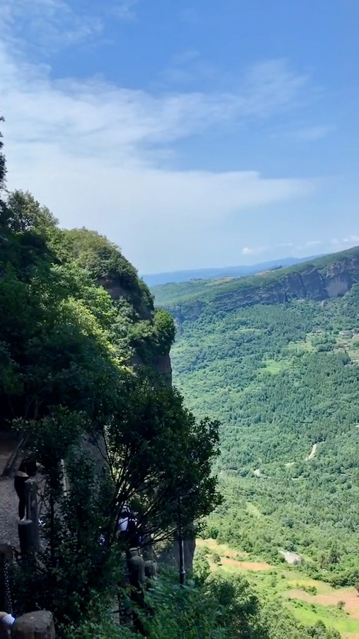 一座座高大挺拔的山峰,風景秀麗,像畫一樣