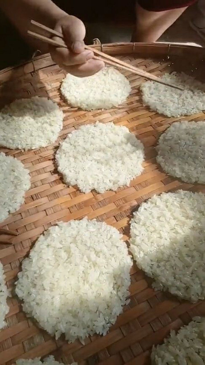 傣族人的传统美食米花过年时的必备品