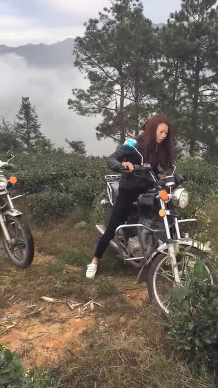 採茶美女騎摩托車,美女讓路,路太窄了