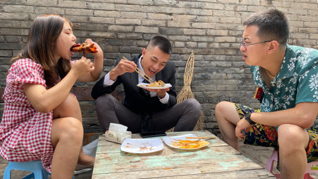 街溜子去蹭饭,没想吃撑后邻居却拿出了硬菜,真逗