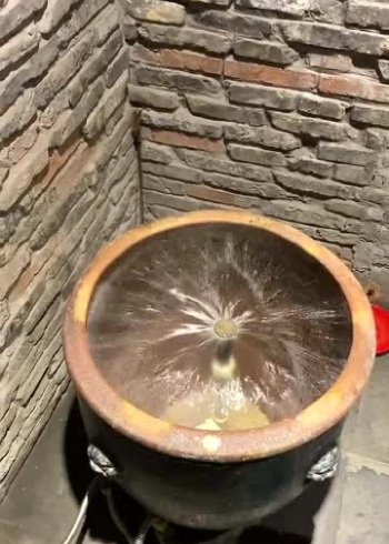 农家院的厕所都这么独特居然是用大缸改造的真是让我始料未及