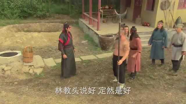 武松:鲁智深演练兵器,六十二斤重的兵器如同无物,林冲见了叫好