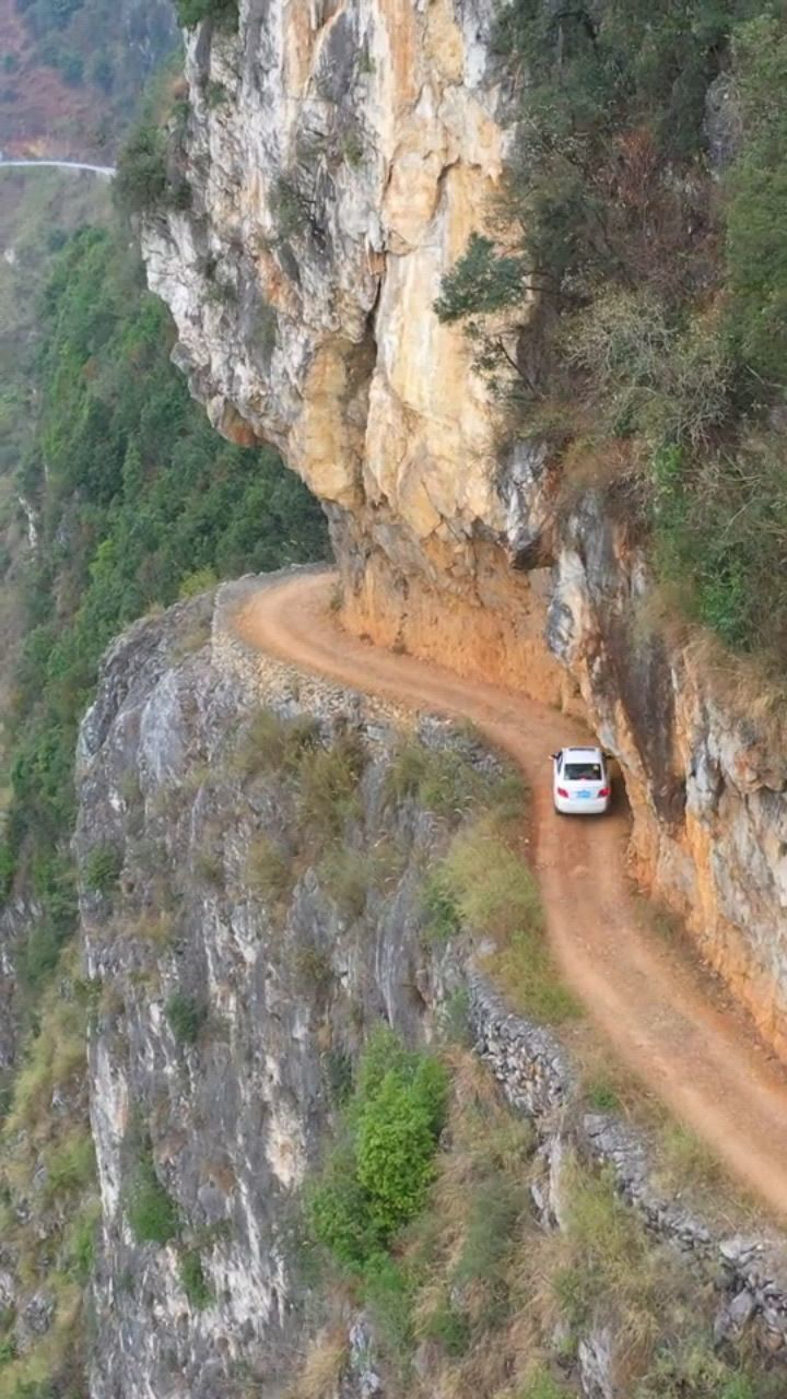 奇闻趣事抢先看这种悬崖山路云贵川基本操作外地人都不敢开