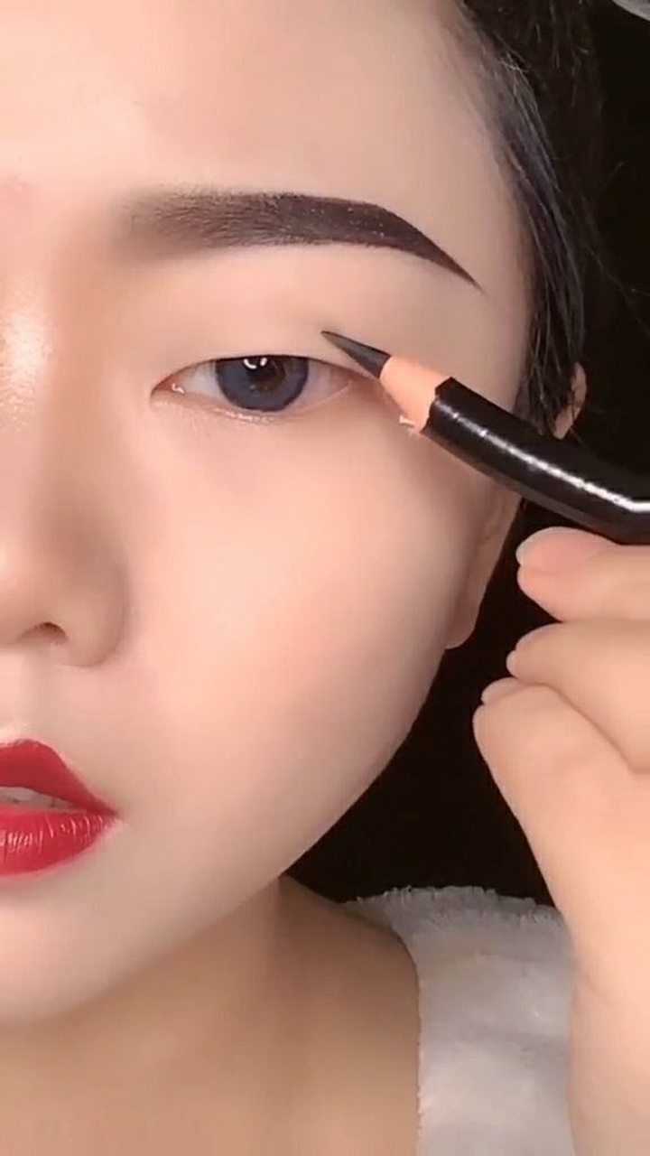 单眼皮这样画眼影,可以让眼睛变大