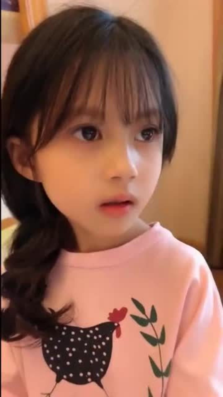 混血小女孩浓眉大眼小翘鼻天生的美人胚子网友长大不得了