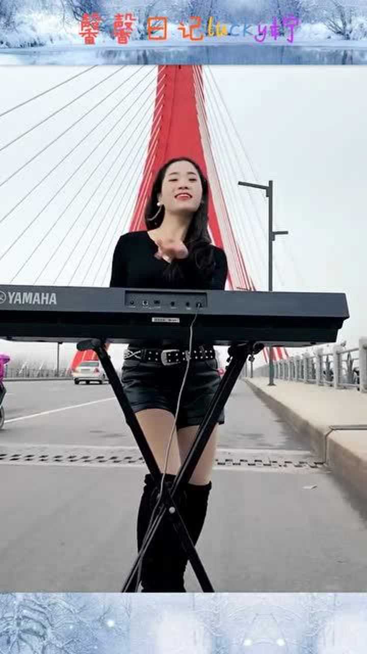 美女街头弹电子琴,这节奏感太强了