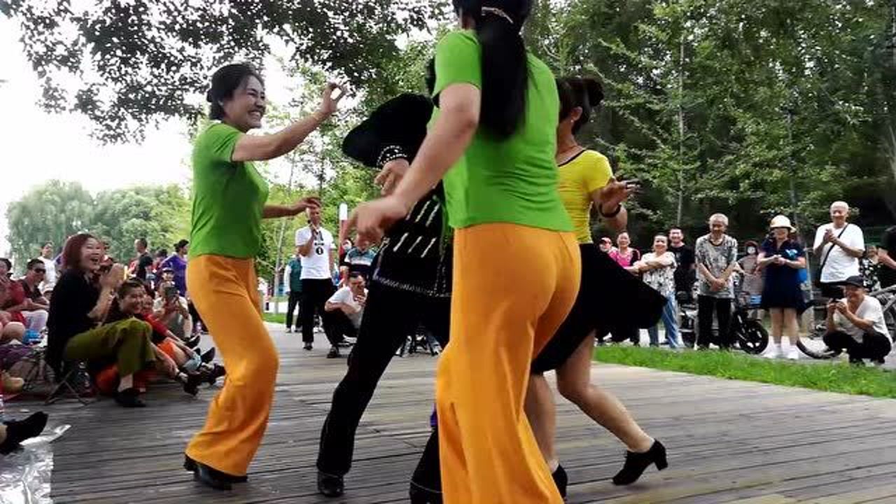 广场舞《公鸡舞》这"群鸡飞舞"跳的太逗了,笑趴了