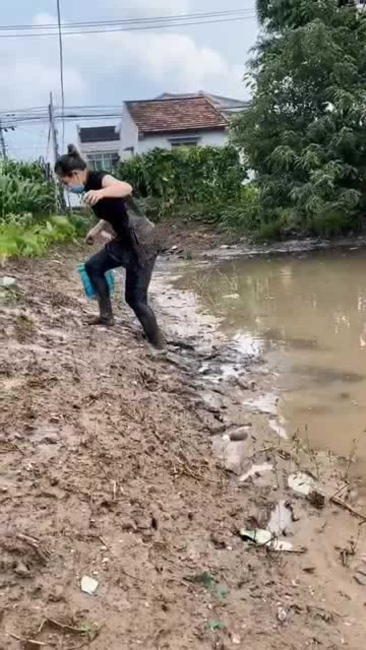 美女太狠了，光脚踩泥上，结局我看着都疼！_高清