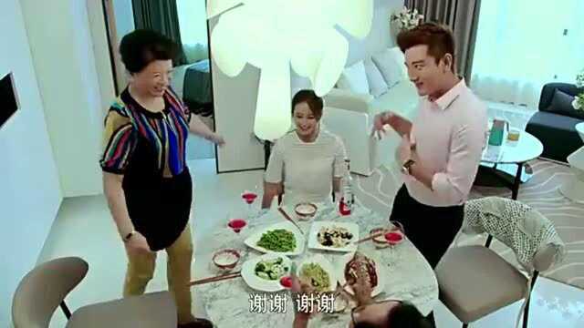 公公和儿子在厨房做菜,婆婆和儿媳在客厅看书,这家庭太反差了啊