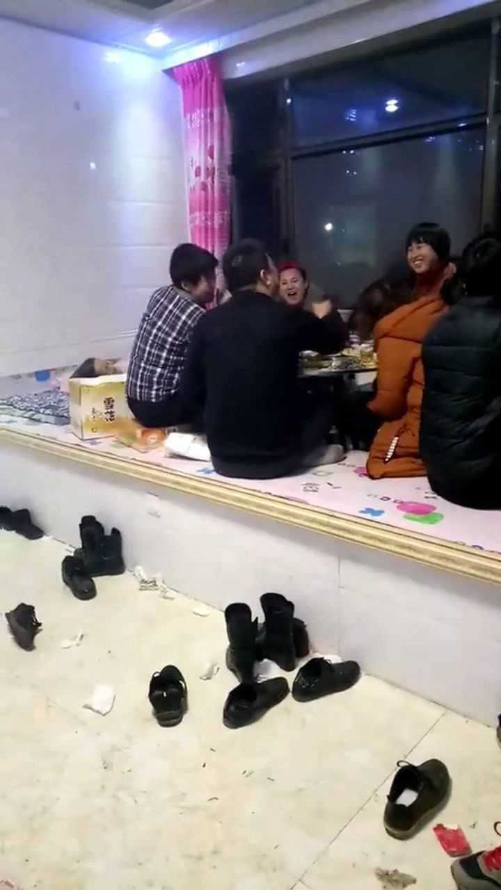 东北大炕上面的生活要的就是热闹