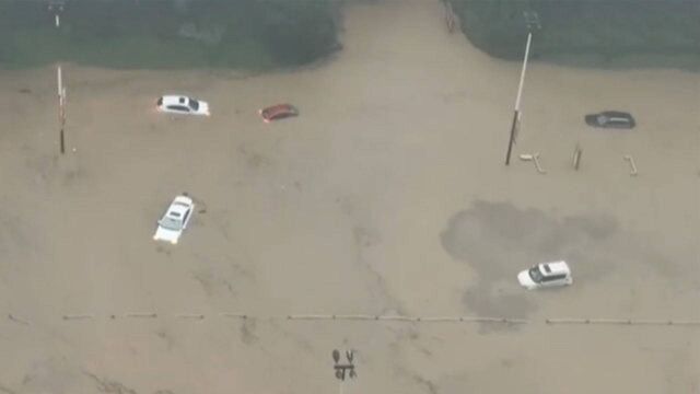 成都暴雨龙泉积水严重 道路变河道多辆汽车被浸泡水中