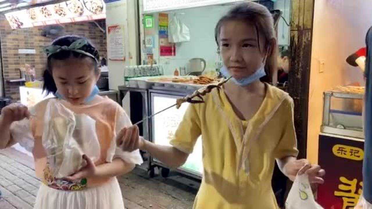 小娜子和小思思来到小吃一条街说要把妈妈吃穷还要买只小狗
