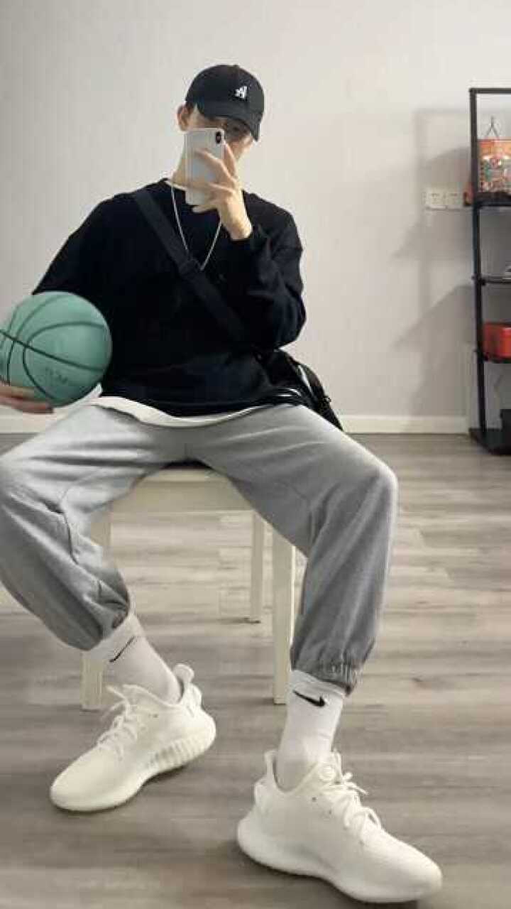 好干净的小哥哥这腿长得有1米8吧爱了爱了给个小爱心哦