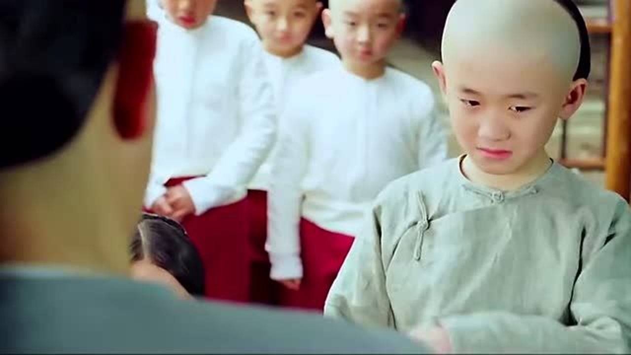 长得好看也有错了？男孩长得清秀被当众扒下裤子，被师兄弟欺负_高清