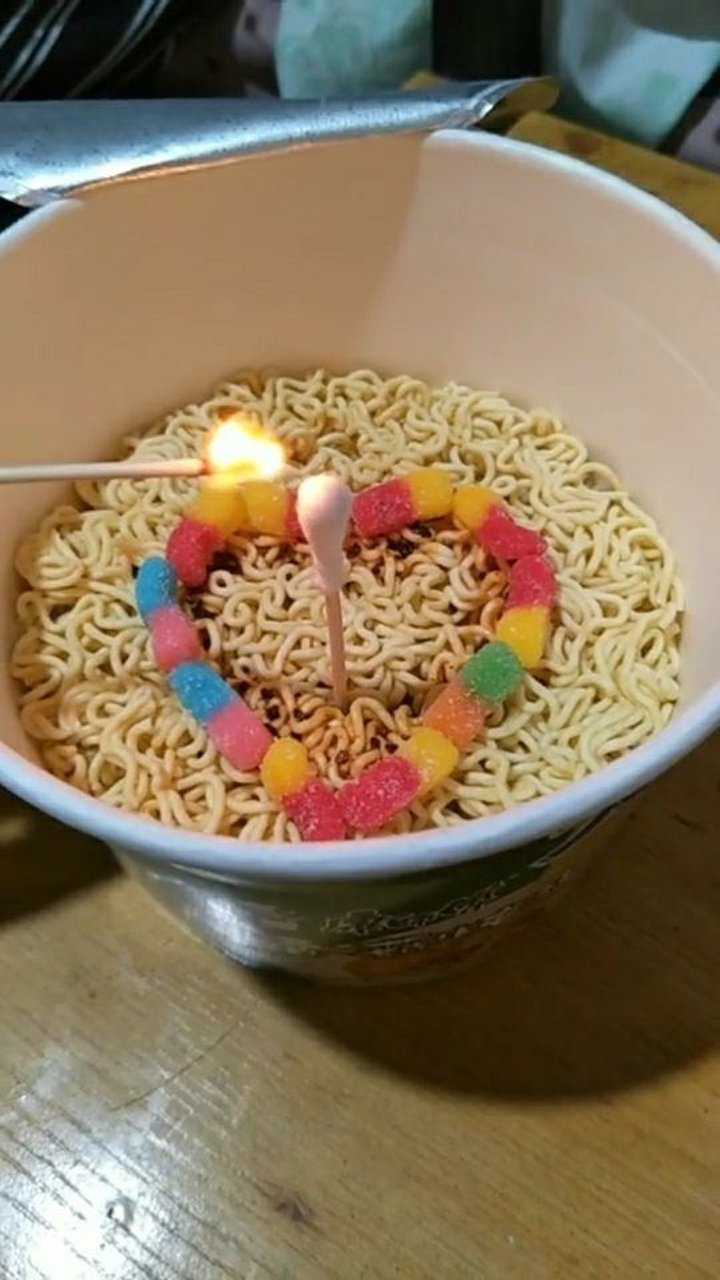 祝自己三十岁生日快乐一碗泡面一根蜡烛心满意足