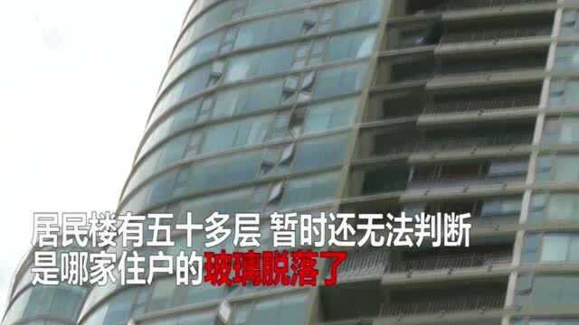 停车场突然下起一阵“玻璃雨”,数辆汽车被砸损,车主们气坏了