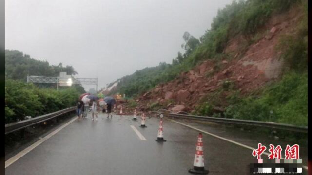 四川乐山眉山等地出现暴雨 高速公路临时关闭