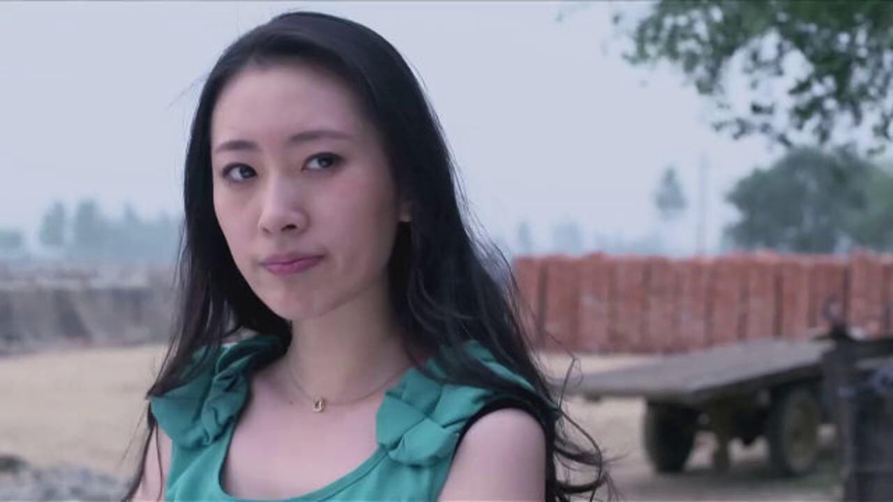 各个击破:大傻子卧底上厕所,故意闯进女厕所,姑娘被吓得乱窜!