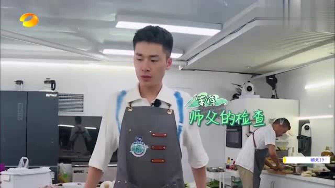 是特种兵也是小鲜厨!冯伟展现超强切鱼绝活,获师傅张亮好评