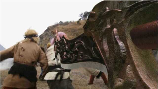 悟空重回花果山,小妖精不知死活来围攻,却难伤他分毫