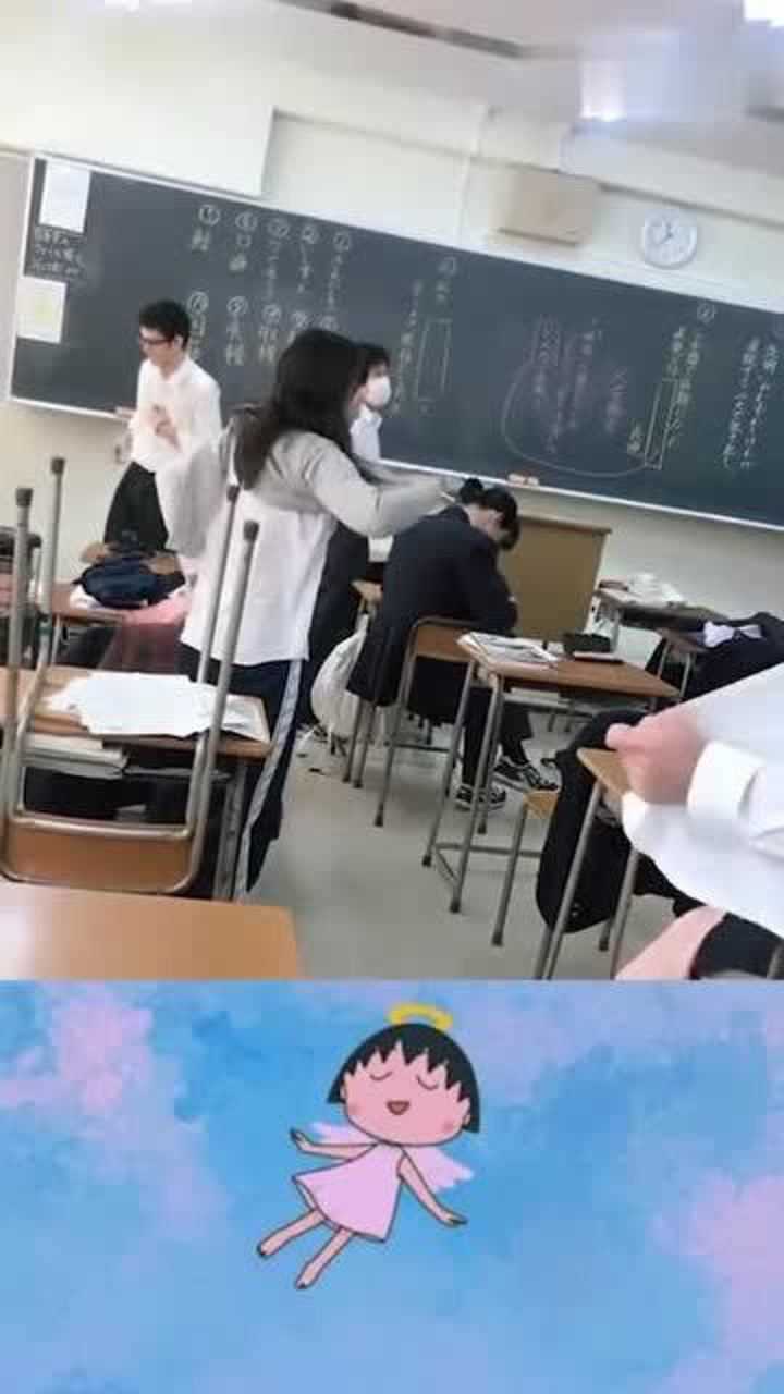日本女高中生在教室里脱衣服，男同学的反应简直了，女孩真大胆