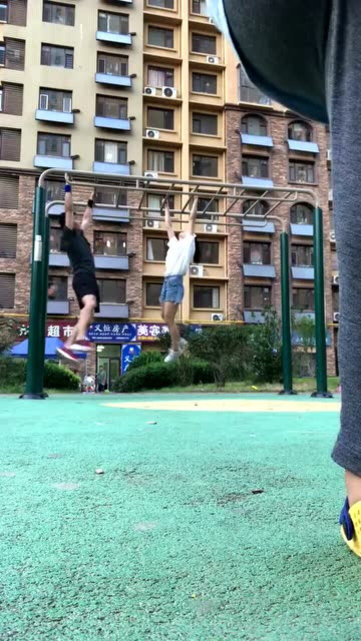 情侣之间的引体向上运动感觉又上升了一个级别羡慕了