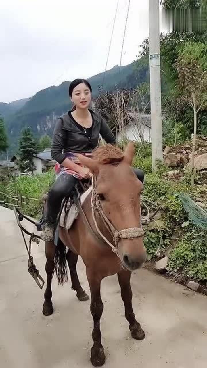 美女街头骑马看到坐姿我服气了太霸气了